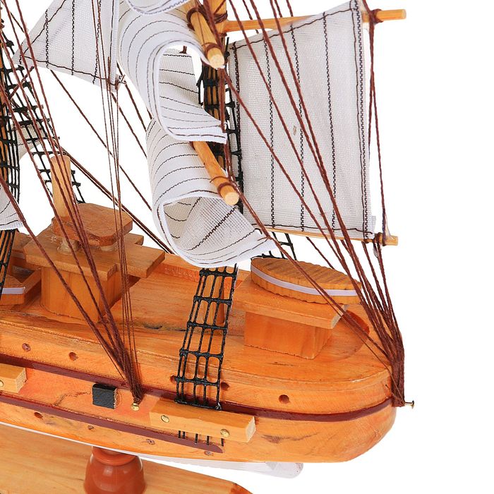 Корабль сувенирный средний «Трёхмачтовый», светлое дерево, паруса бежевые