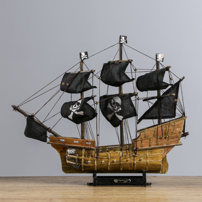Корабль сувенирный средний «Трёхмачтовый», борта деревянные, паруса чёрные пиратские, микс, 45 х 9 х 37 см