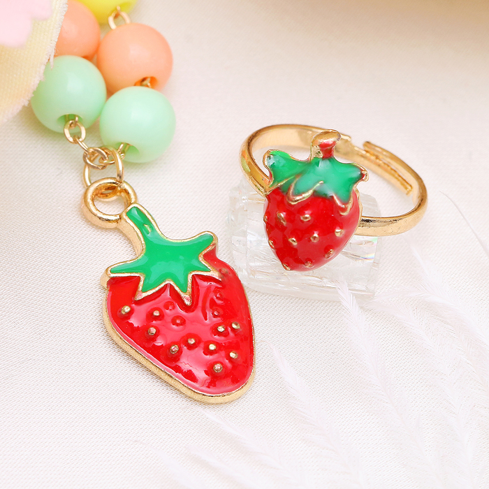 Набор "Выбражулька" 2 предмета: кулон, кольцо, цветной в золоте, клубничка