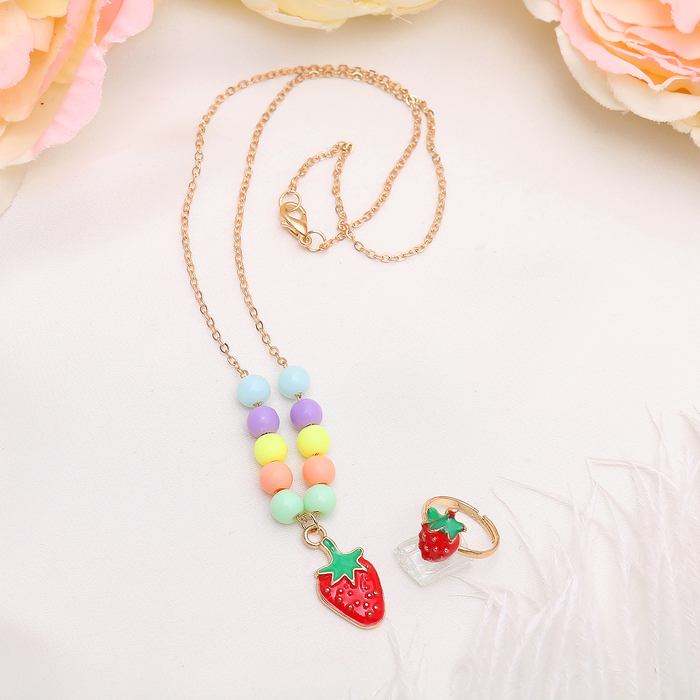 Набор "Выбражулька" 2 предмета: кулон, кольцо, цветной в золоте, клубничка