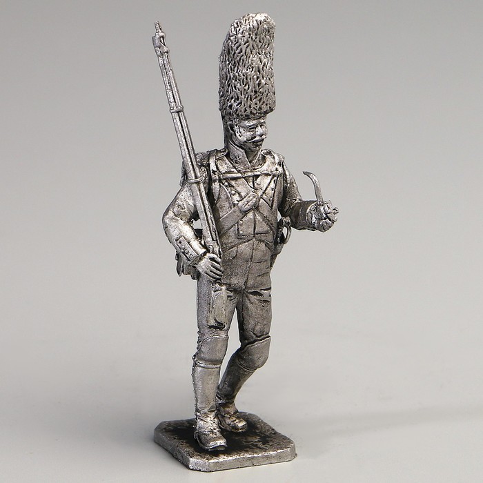 Оловянный солдатик "Гренадёр полка Корона"