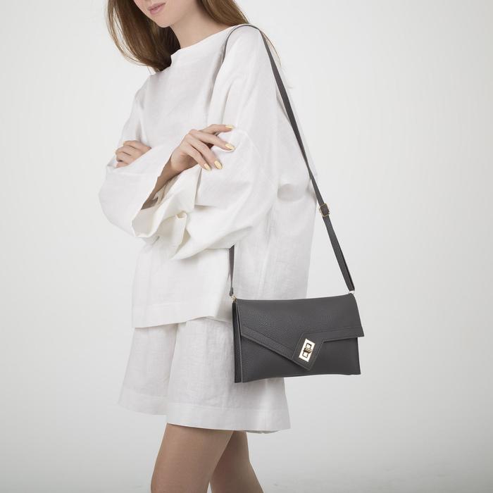 Сумка женская, 3 отдела на клапане, регулируемый ремень, цвет серый