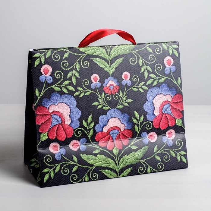 Пакет подарочный «Вышивка», 23,5 × 19,5 × 11 см