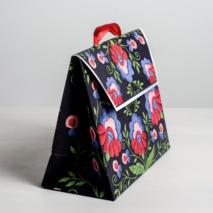 Пакет подарочный «Вышивка», 23,5 × 19,5 × 11 см