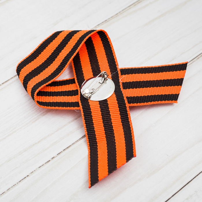 Лента с белыми цветами "9 Мая"