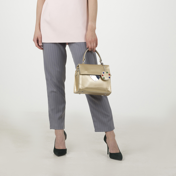 Сумка женская, отдел на молнии, наружный карман, длинный ремень, цвет золотой