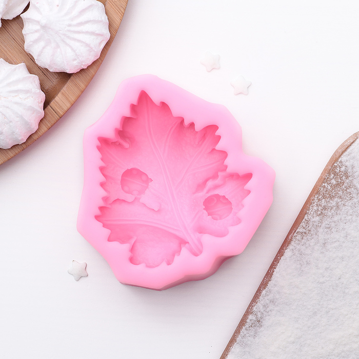 Молд 9,2х9х3,7 см "Божьи коровки на листе", цвет розовый