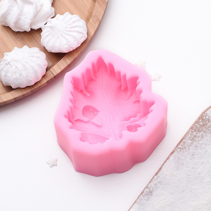 Молд 9,2х9х3,7 см "Божьи коровки на листе", цвет розовый