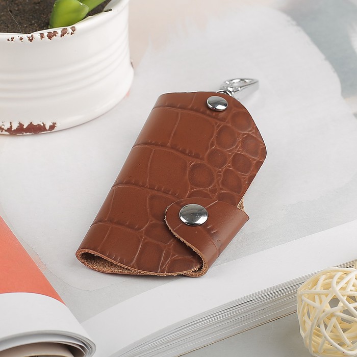 Ключница на кнопке, кольцо внутри, карабин, цвет коричневый