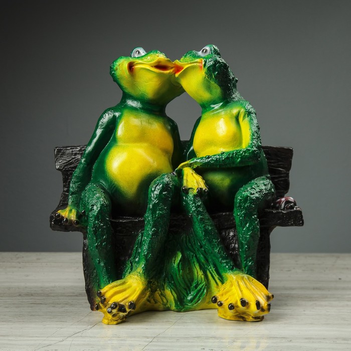 Сувенир-статуэтка средняя "Жабы на скамейке"