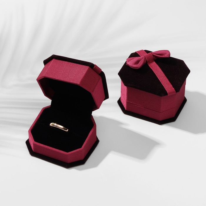 Футляр под кольцо «Подарок» 6,5×5,5×4,5, цвет розовый, вставка чёрная