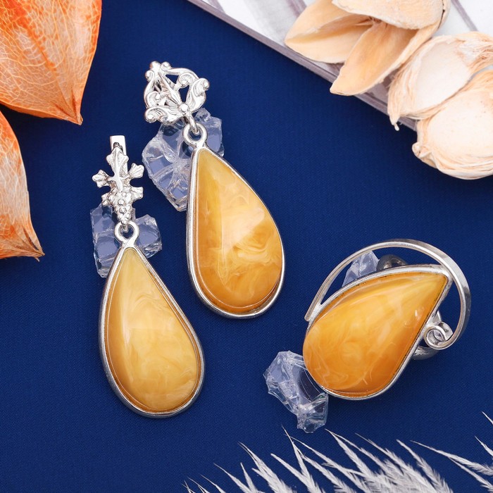 Гарнитур посеребрение 2 предмета: серьги, кольцо безразмерное, капля "Янтарь", цвет коричневый