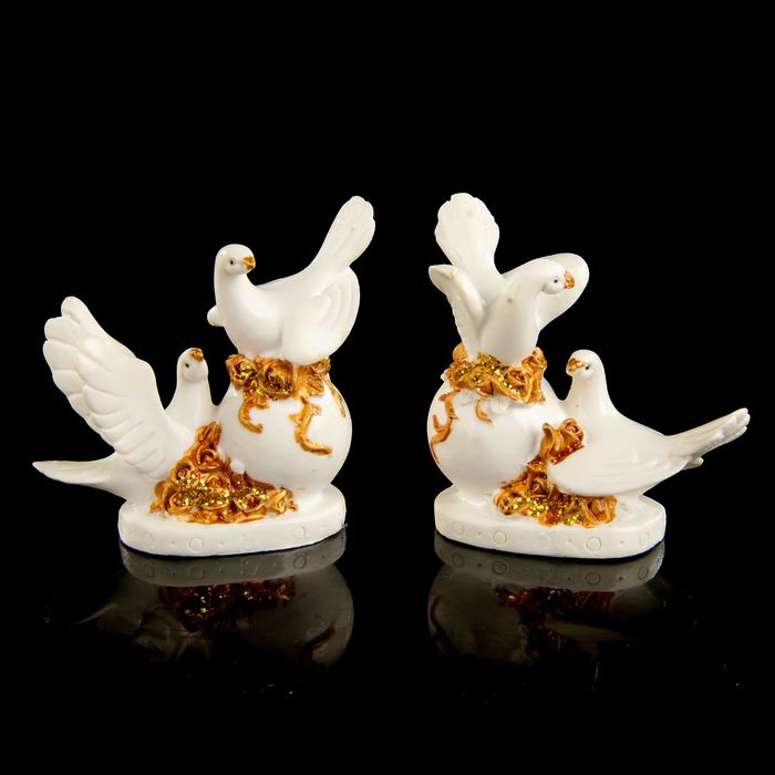 Сувенир "Голуби на шаре с золотыми розочками"