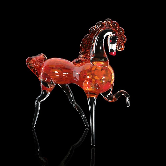 Сувенир стекло в стеклокрошку "Конь красный" 25х25х9 см
