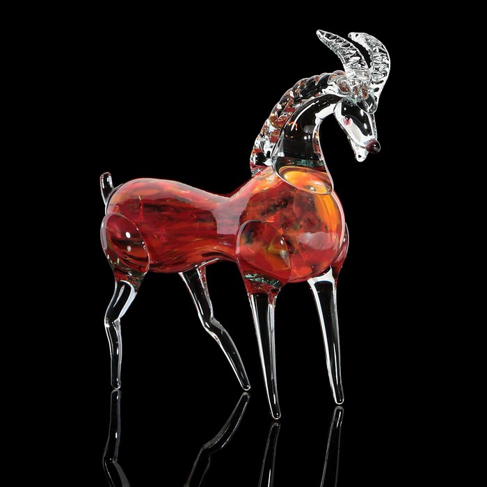 Сувенир стекло в стеклокрошку "Коза красный-марганец" 25х25х9  см