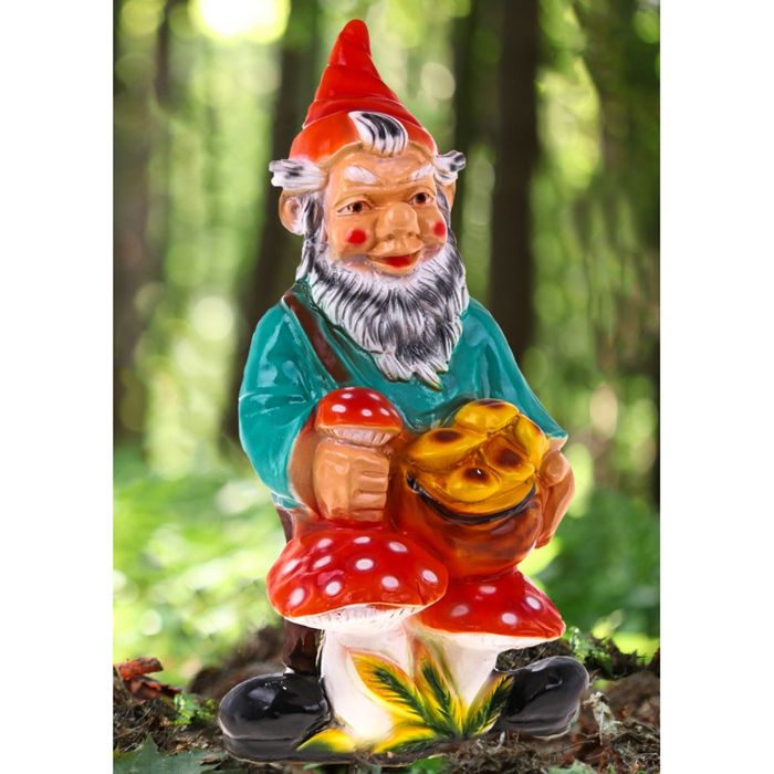 Садовая фигура "Гном с грибами" красный колпак