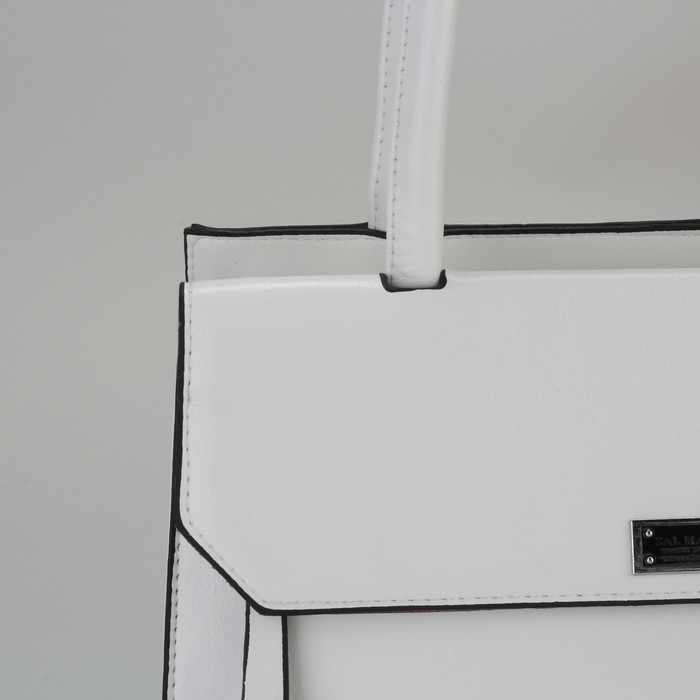 Сумка женская, отдел на молнии, 2 наружных кармана, длинный ремень, цвет белый