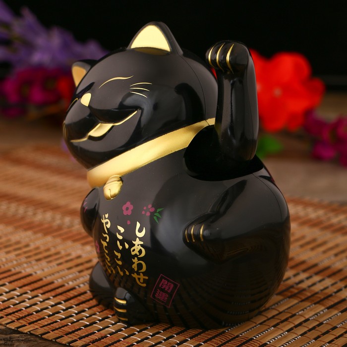 Маятник пластик от батарейки АА "Манеки-нэко чёрный машет лапкой" 12х14х10 см