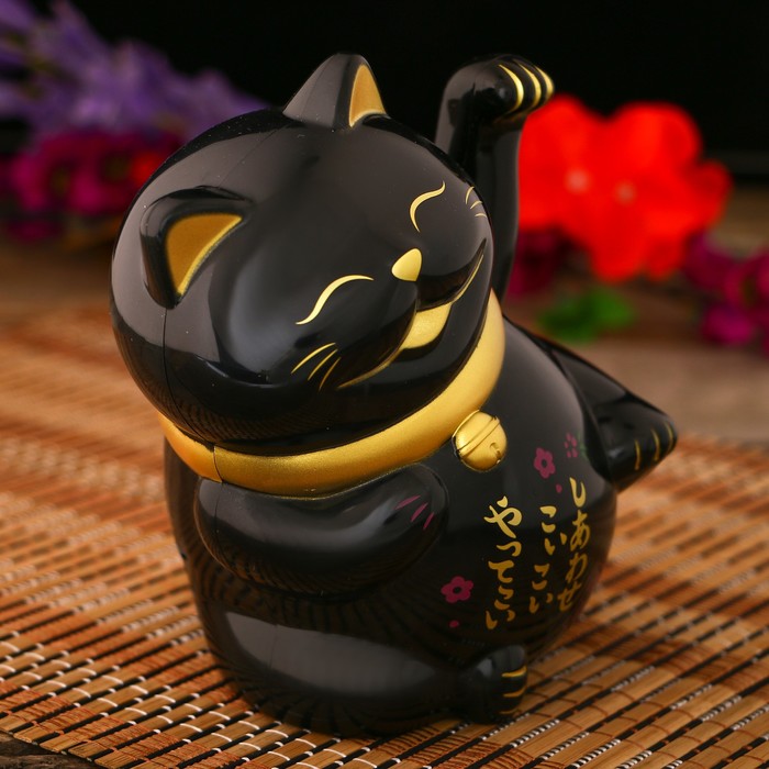 Маятник пластик от батарейки АА "Манеки-нэко чёрный машет лапкой" 12х14х10 см