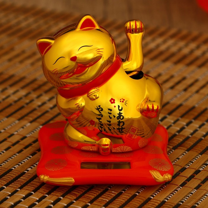 Маятник пластик от солнечной батареи "Манэки-нэко золотой на подушке" 6,5х7,5х7 см