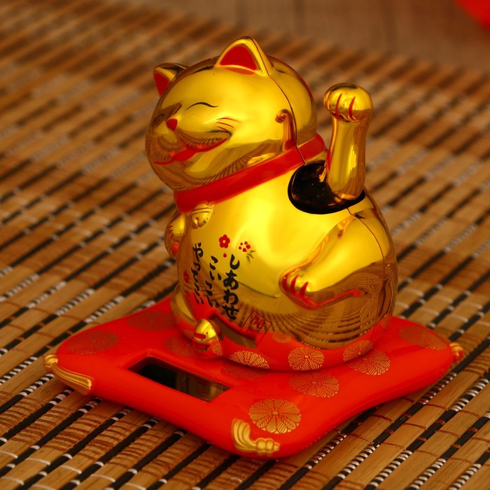Маятник пластик от солнечной батареи "Манэки-нэко золотой на подушке" 6,5х7,5х7 см