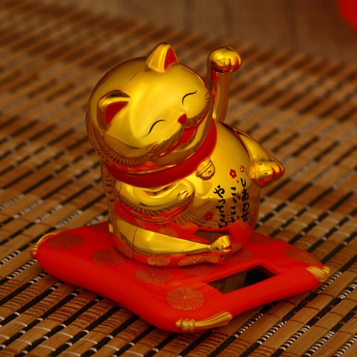 Маятник пластик от солнечной батареи "Манэки-нэко золотой на подушке" 6,5х7,5х7 см