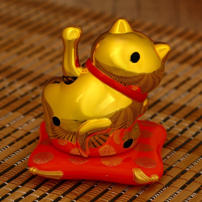 Маятник пластик от солнечной батареи "Манэки-нэко золотой на подушке" 6,5х7,5х7 см