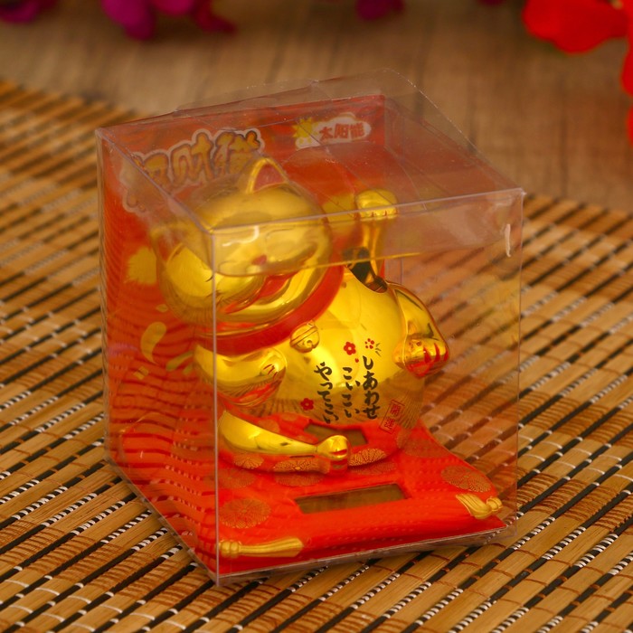 Маятник пластик от солнечной батареи "Манэки-нэко золотой на подушке" 6,5х7,5х7 см