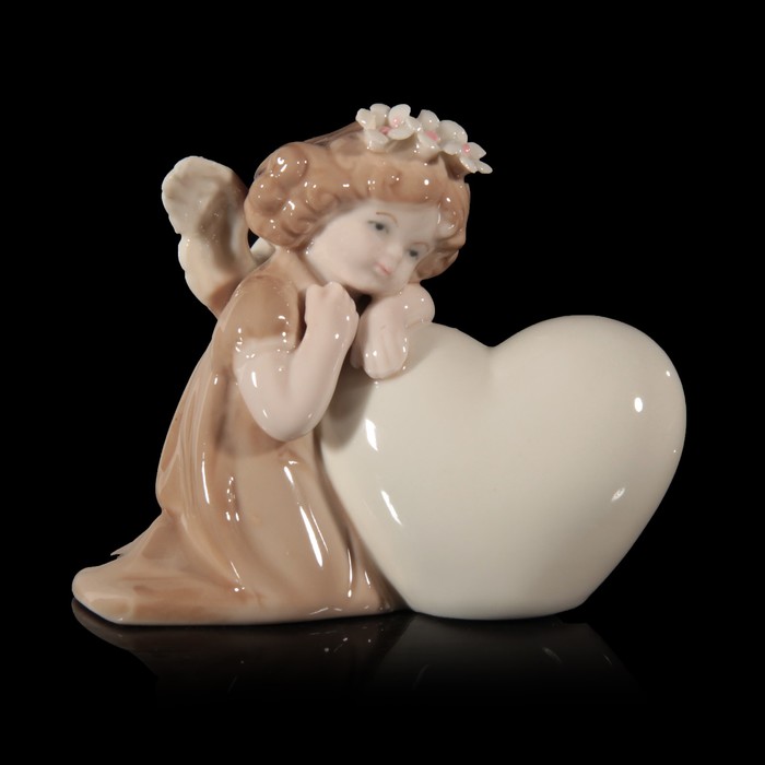 Сувенир "Ангел в кофейном платье с цветами в волосах и большим сердцем"