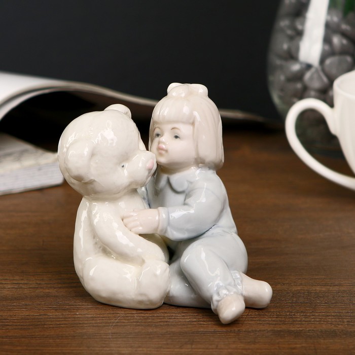 Сувенир керамика "Девочка в голубой пижамке с медведем" 8,5х9х6,5 см