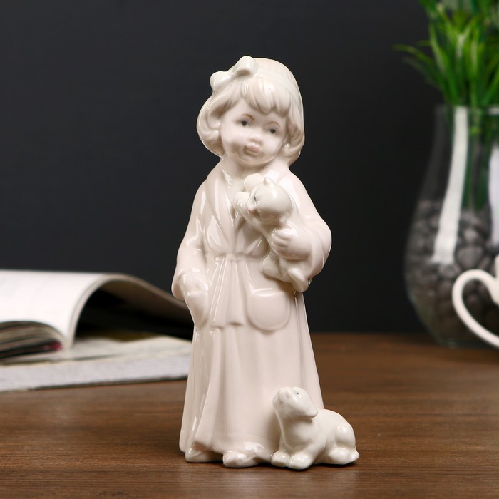 Сувенир керамика "Даша кошатница в светлом халатике" 16,8х8х6 см