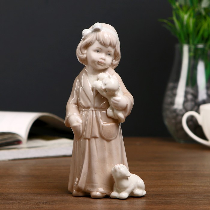 Сувенир керамика "Даша кошатница в коричневом халатике" 16,8х8х6 см