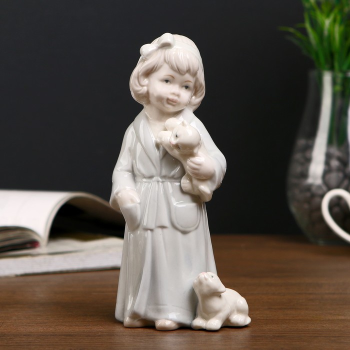 Сувенир керамика "Даша кошатница в синем халатике" 16,8х8х6 см