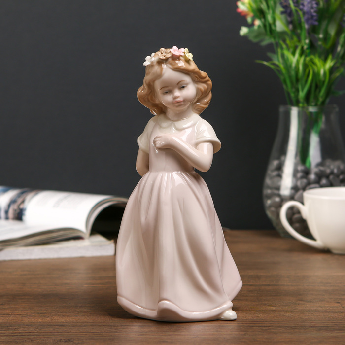 Сувенир керамика "Девочка в розоватом платьице с цветочным венком в волосах" 20х8,3х10 см