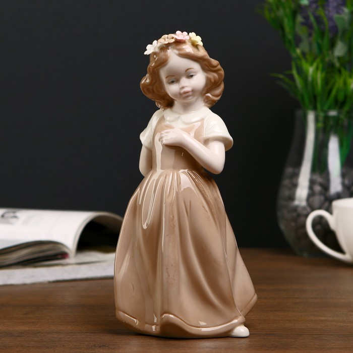 Сувенир керамика "Девочка в кофейном платье с цветочным венком в волосах" 20х8,3х10 см