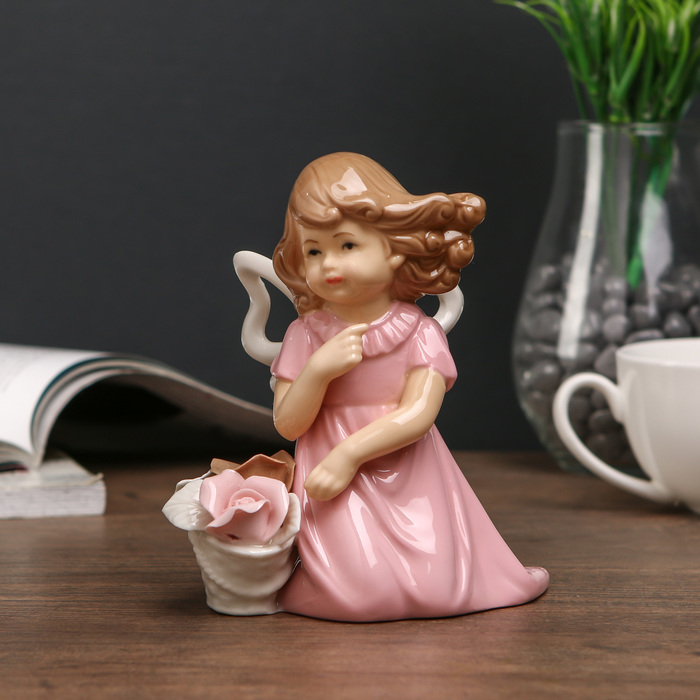 Сувенир керамика "Девочка в розовом платье с корзиной роз на ветру" 13,5х12х7,5 см