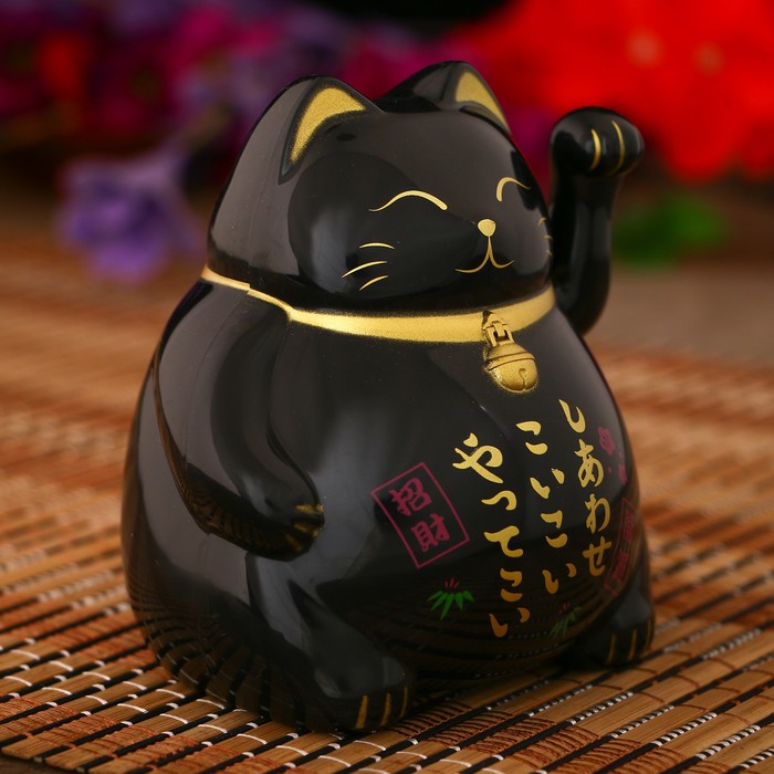 Маятник пластик от батарейки АА "Манеки-нэко чёрный сонный" 8,5х10х9,5 см
