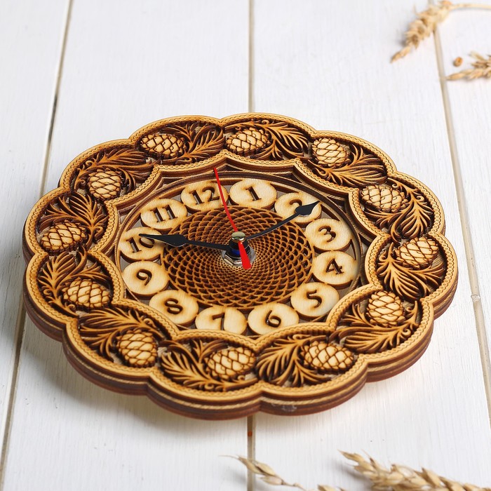 Часы «Шишки», резные, 18×18×3 см, береста