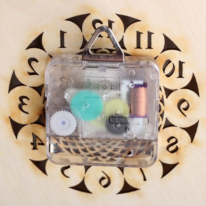 Часы «Шишки», резные, 18×18×3 см, береста