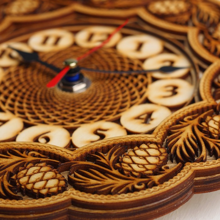Часы «Шишки», резные, 18×18×3 см, береста