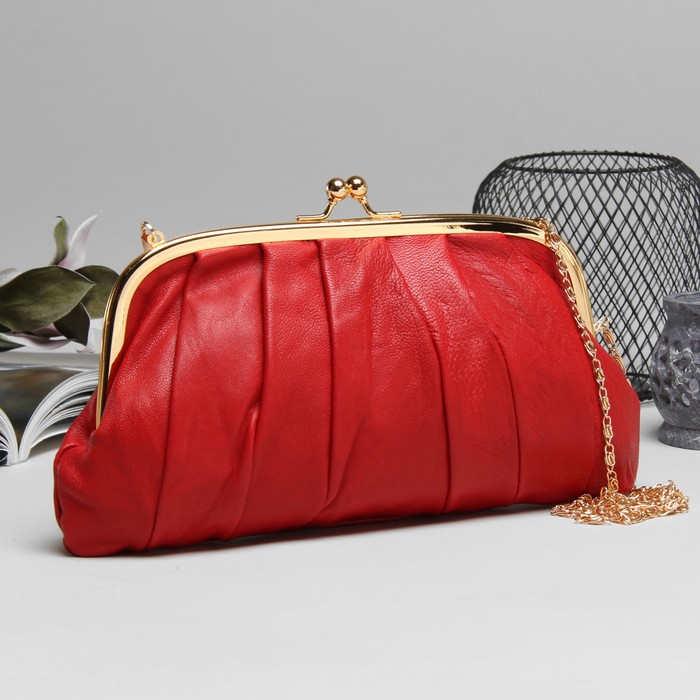 Клатч-косметичка, отдел на фермуаре, длинная цепь, цвет красный