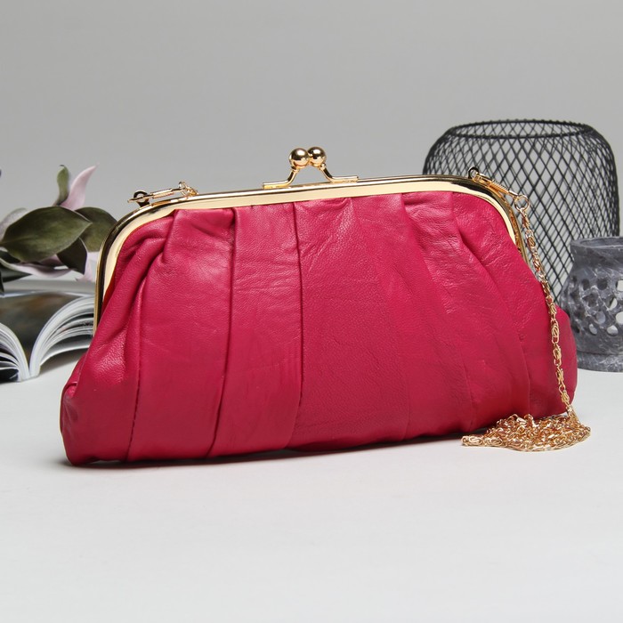 Клатч-косметичка, отдел на фермуаре, длинная цепь, цвет фуксия