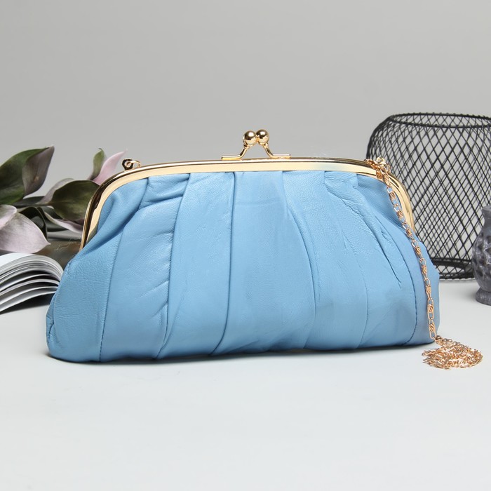 Клатч-косметичка, отдел на фермуаре, длинная цепь, цвет голубой