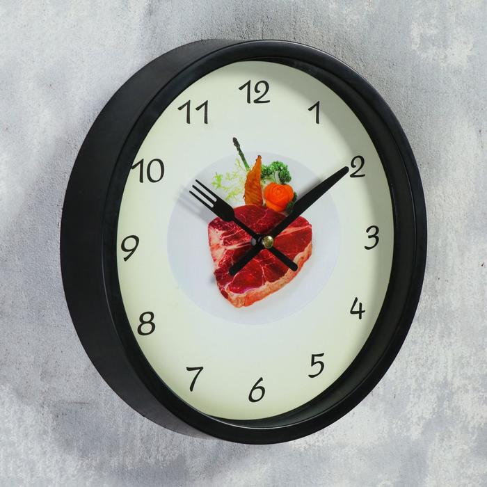 Часы настенные Стейк, толстая черная рама, стрелки вилка и нож, d=23см