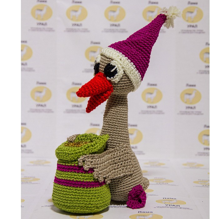 Набор для вязания игрушки "Рождественский гусь Мартин с мешком монет" 23х7 см