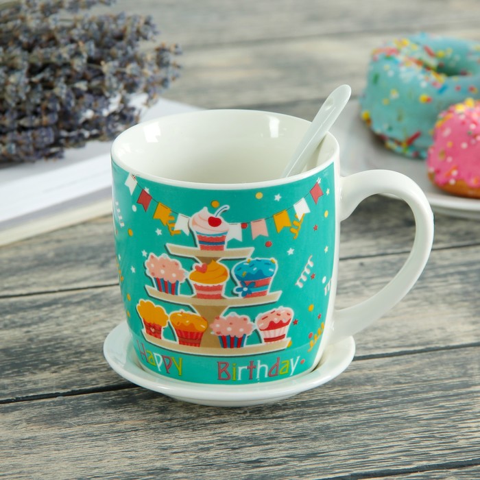 Кружка 350 мл "С днем рождения", с подставкой и ложкой, рисунок МИКС