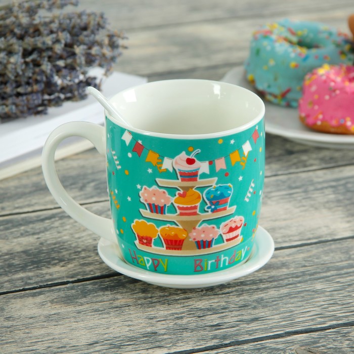 Кружка 350 мл "С днем рождения", с подставкой и ложкой, рисунок МИКС