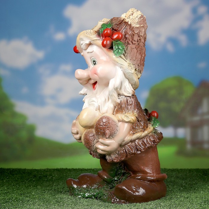 Садовая фигура "Гном с желудями" коричневый 50х25см