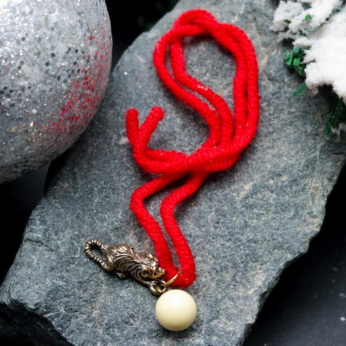 Браслет-оберег "Красная нить. Мышка с шариком" с подвеской, янтарь