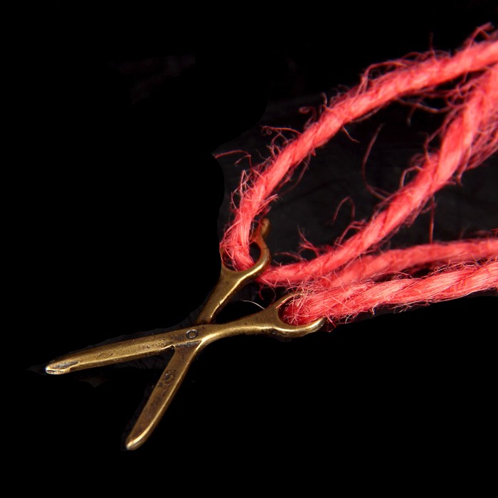 Браслет-оберег "Красная нить. Ножницы" с подвеской, латунь